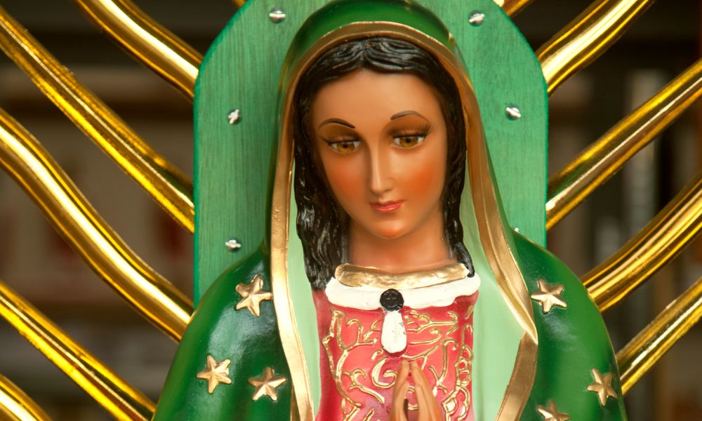 Ilustración de la Virgen de Guadalupe como un símbolo cultural y religioso en México