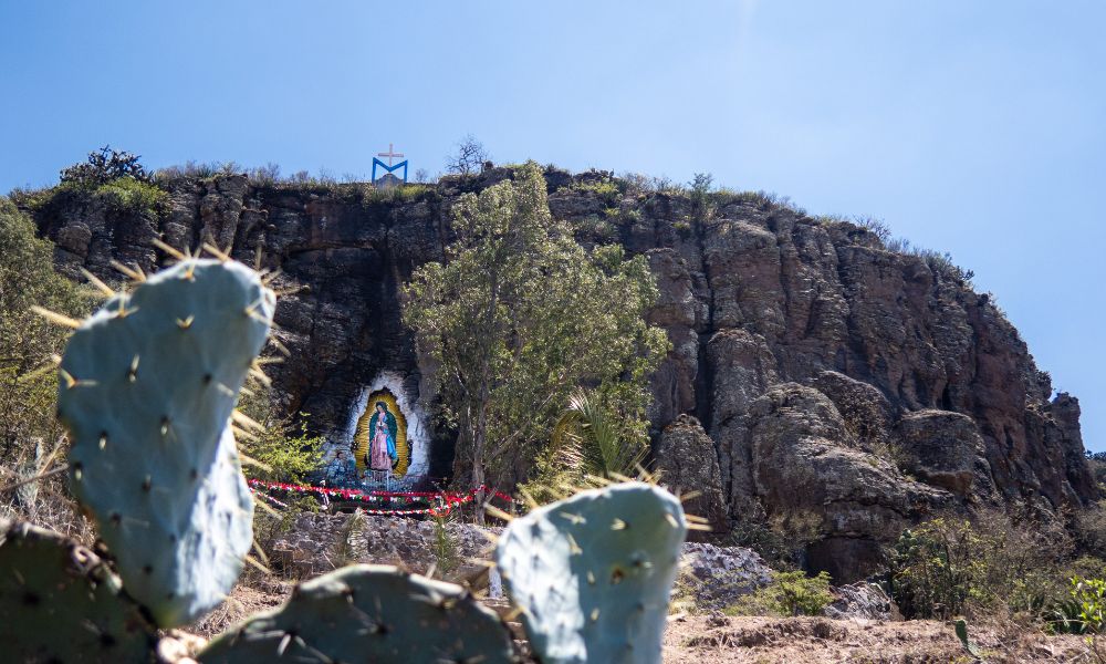 Ilustración de la evolución del Santuario, desde una ermita hasta la moderna basílica