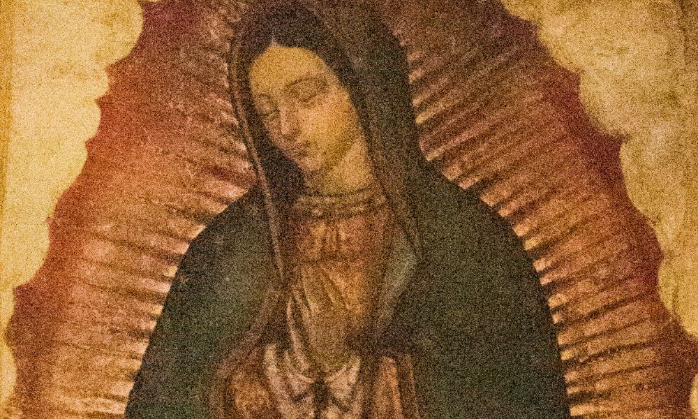 Ilustración del manto de Juan Diego, mostrando el milagro de la Tilma