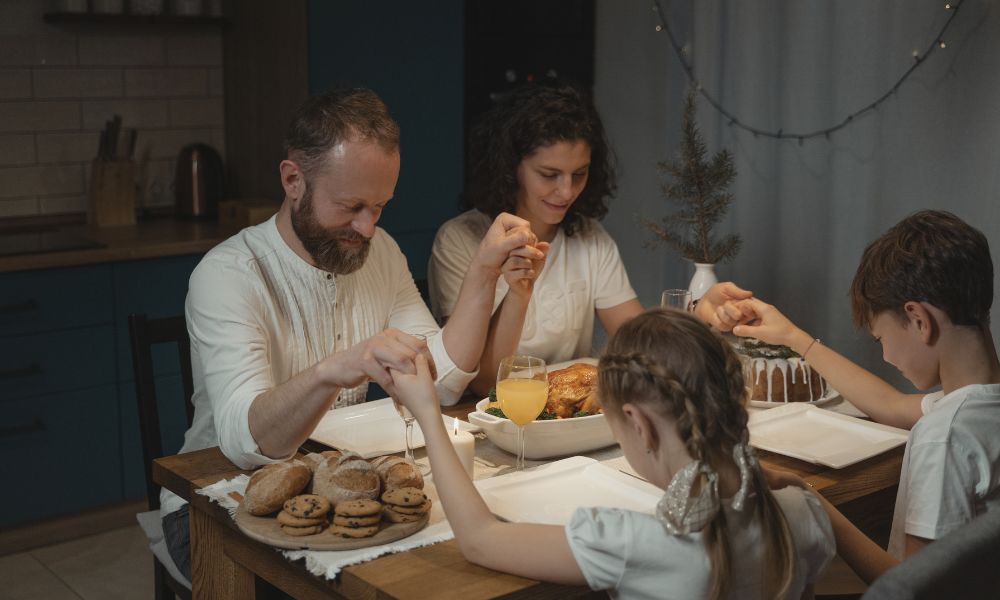 Ilustración de personas celebrando una Navidad auténtica con tradiciones familiares