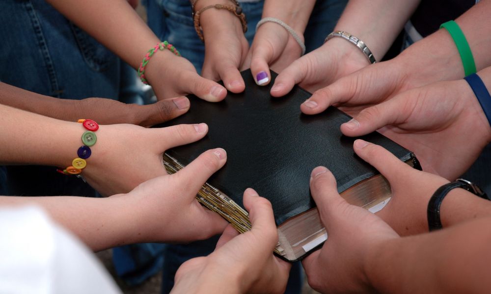 Illustration of young people participating in WYD events to strengthen their faith