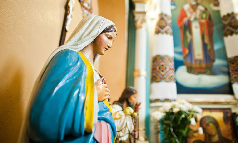 Encuentro con la Virgen María: explorando la vida y virtudes de la madre de Jesús en la devoción mundial