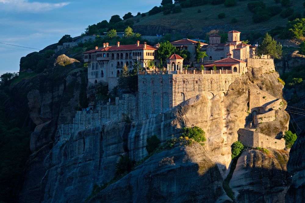 Meteora Monasteries: between rocks and clouds, a journey to the sanctuaries suspended in the sky